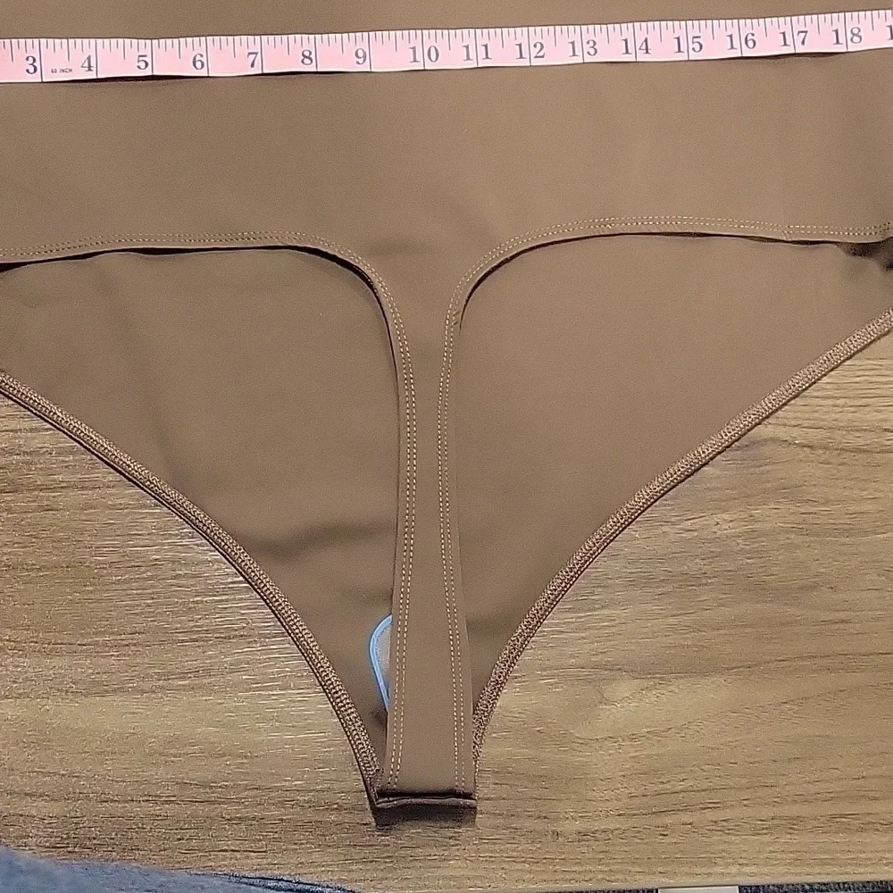 Good American Scuba Modern Tank Bodysuit in Light Mocha-Size 5 (2XL) - Picture 15 of 17